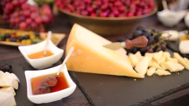 Aperatifler Peynirler Soslar Sebzeler Meyveler Açık Büfe Için Masada — Stok video