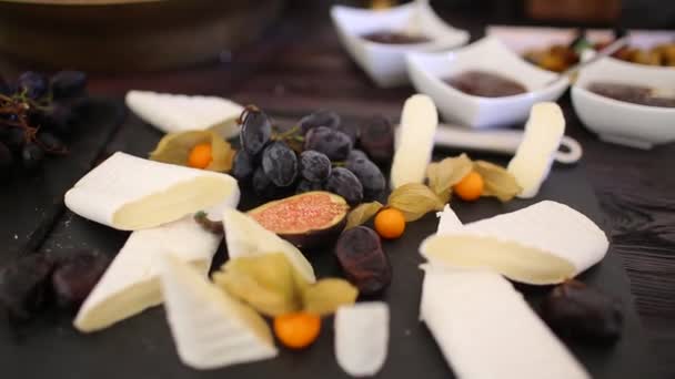 Σνακ Τυριά Σάλτσες Λαχανικά Και Φρούτα Στο Τραπέζι Για Τον — Αρχείο Βίντεο