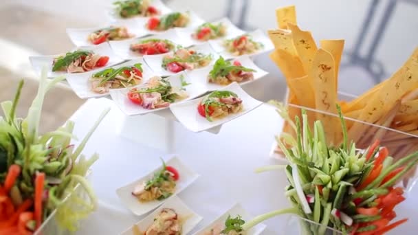 Tafel Met Verse Heerlijke Hapjes Bij Banket — Stockvideo