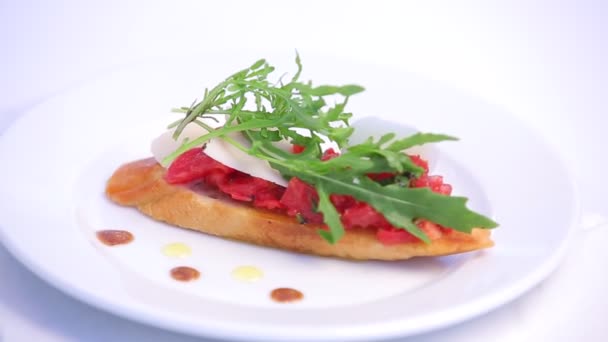 Heerlijk Broodje Met Zalmvisstukjes Arugula Wit Bord — Stockvideo