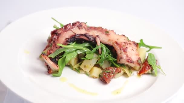 Délicieux Plat Avec Pommes Terre Tentacules Calmar Sur Assiette Blanche — Video