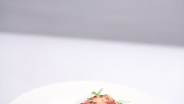 Вкусное Блюдо Картошкой Щупальцами Кальмара Белой Тарелке — стоковое видео