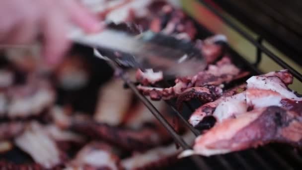 Köstliche Rote Tintenfischstücke Auf Dem Grill Braten — Stockvideo