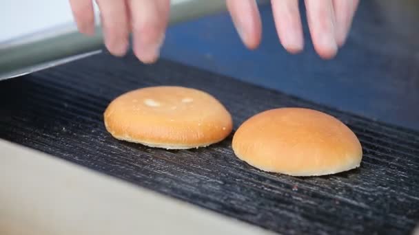 Eller Izgarada Hamburgerleri Isıtır — Stok video