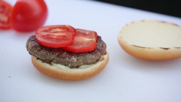 Hände Beim Zubereiten Eines Hamburgers Nahaufnahme Der Zubereitung Eines Rindfleisch — Stockvideo