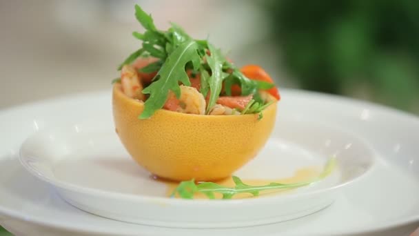 Vista Cierre Deliciosa Ensalada Naranja Con Mariscos Hojas Arugula Parte — Vídeos de Stock