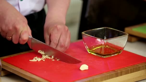 Chef Cortar Alho Com Faca Placa Corte Vermelho Colocar Tigela — Vídeo de Stock