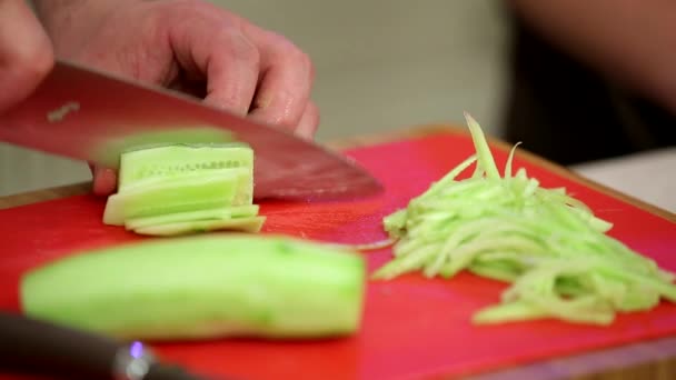 Chef Cortou Pepino Com Faca Placa Corte Vermelho — Vídeo de Stock