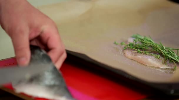 魚の切り身を切って焼く準備をするシェフ — ストック動画