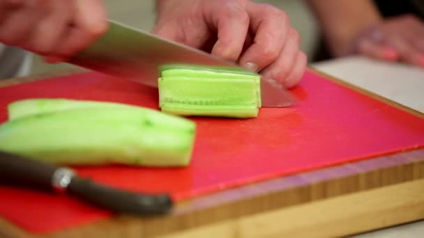 Chef Cortou Pepino Com Faca Placa Corte Vermelho — Vídeo de Stock