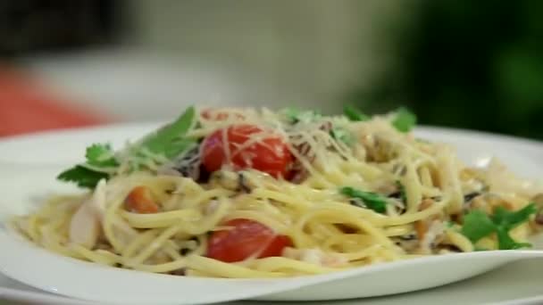 Nahaufnahme Von Köstlichem Spaghetti Risotto Auf Weißem Teller — Stockvideo