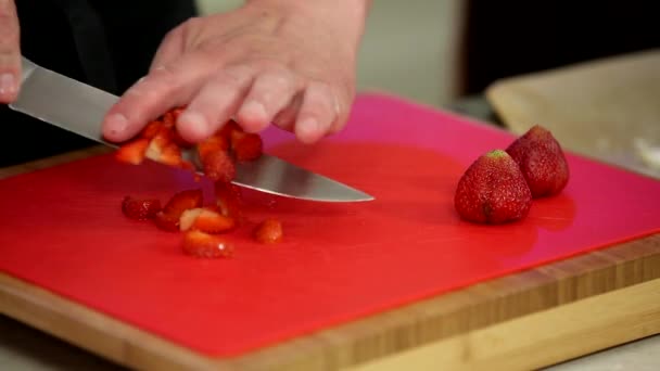 Chef Cortó Fresas Con Cuchillo Tablero Corte Rojo — Vídeos de Stock