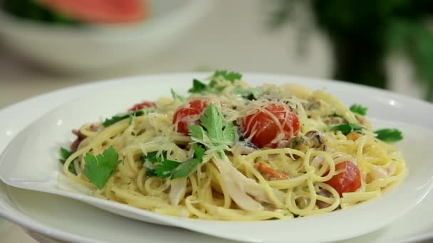 ホワイトプレートの上のおいしいスパゲティリゾットのクローズアップ — ストック動画
