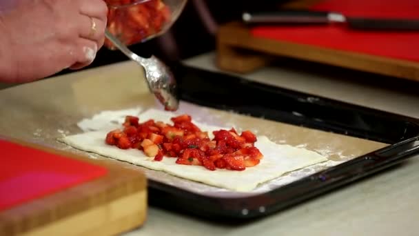 Las Mujeres Hacen Pastel Delicioso Con Fresas Masa — Vídeos de Stock