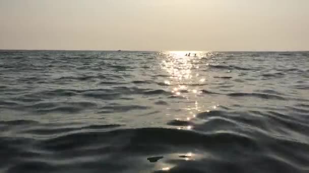Bel Tramonto Nel Mare Con Onde Calme — Video Stock
