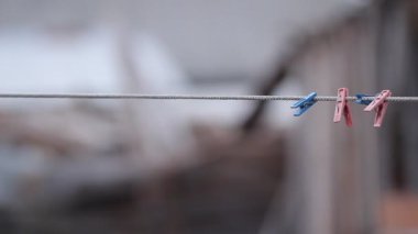 Eski ahşap arka planda giysileri kurutmak için mandal ve iplik.