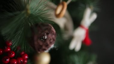 Oyuncak ve çelenkle süslenmiş yeşil Noel ağacının yakın görüntüsü