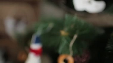 Oyuncak ve çelenkle süslenmiş yeşil Noel ağacının yakın görüntüsü