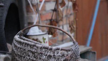 Eski tuğla garajı, çayır tavukları ve ahşap çitli dağınık kırsal alan