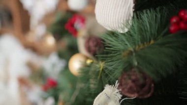 Oyuncak ve çelenkle süslenmiş yeşil Noel ağacının yakın görüntüsü