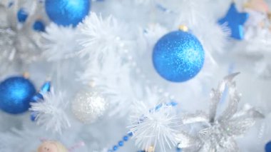 Oyuncak ve çelenkle süslenmiş beyaz Noel ağacının yakın görüntüsü