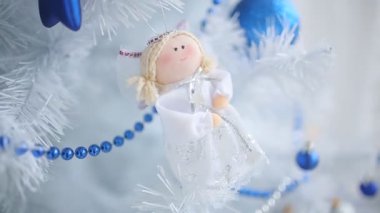 Oyuncak ve çelenkle süslenmiş beyaz Noel ağacının yakın görüntüsü