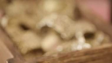 Parlak gümüş peçeteli ahşap kutu.