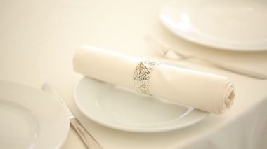 Beyaz masa, şenlikli akşam yemeği için lüks servis ediyordu.