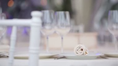 Beyaz masa, şenlikli akşam yemeği için lüks servis ediyordu.