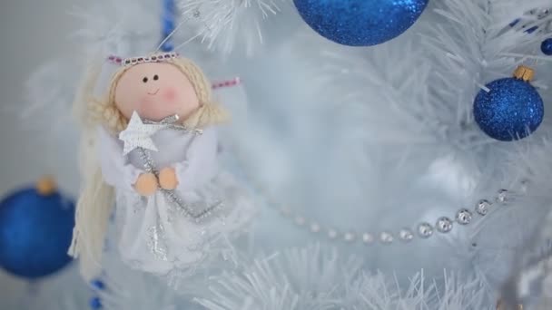 おもちゃやガーランドで飾られた白いクリスマスツリーのクローズアップビュー — ストック動画
