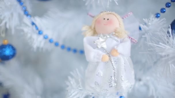 Vista Clausura Del Árbol Blanco Navidad Decorado Con Juguetes Huertos — Vídeos de Stock