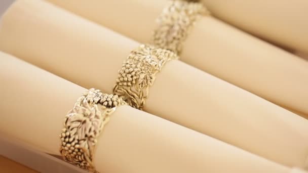 Guardanapos Brancos Bonitos Uma Fileira Com Anéis Prata Mesa — Vídeo de Stock