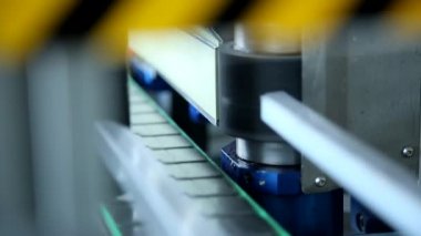 makine reçel kavanozlarına etiket yapıştırdı 