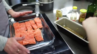 Şef somon balığı için sos yapar.