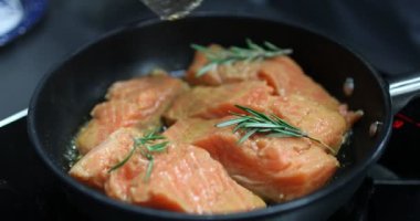 Tavada kızartılmış somon balığı parçaları.