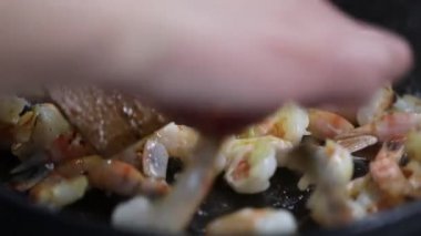 Şef tavada beyaz karides kızarttı.