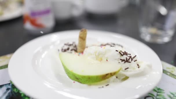 チョコレートトッピングと梨のおいしい白いアイスクリーム — ストック動画