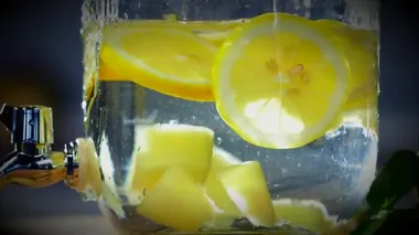 Cam kavanozdaki nane yapraklı taze limonata yavaş çekimde yapılıyor.