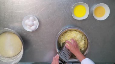 Manzara güzel, şef mutfakta patates rendeleyecek.