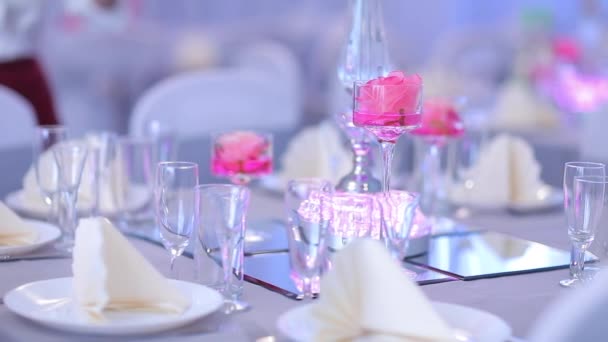 Kellnerin Legte Champagnerflasche Auf Luxus Tisch — Stockvideo