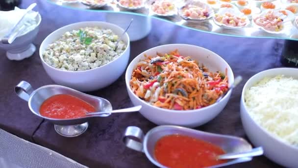 Buffet Luxo Com Saladas Aperitivos Molho Legumes — Vídeo de Stock