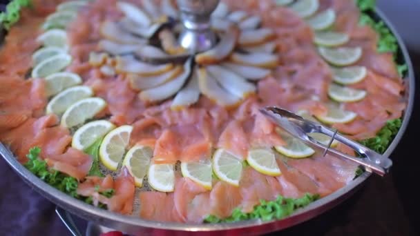 Buffet Lusso Con Grandi Piatti Pesce Salmone Frutta — Video Stock