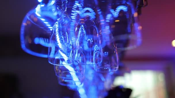 Close Weergave Van Glazen Bar Met Blauwe Reflectie — Stockvideo