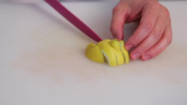 Людина Розрізає Лимон Дрібні Шматочки — стокове відео
