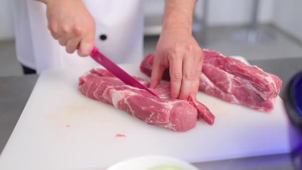 Kock Skära Nötkött Kött Med Kniv Skärbräda — Stockvideo