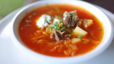 Lezzetli kırmızı borş ve beyaz kasede et.