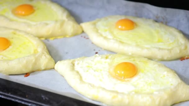 Chef Kok Eigen Khachapuri Met Eieren Kaas — Stockvideo