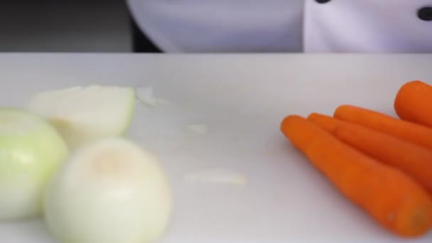 Chef Cortar Cebola Com Faca Placa Corte — Vídeo de Stock