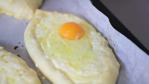Pessoa Colocar Ovos Khachapuri Não Cozido Com Queijo — Vídeo de Stock