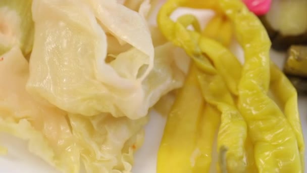 Widok Bliska Marynowanych Warzyw Białym Talerzu — Wideo stockowe